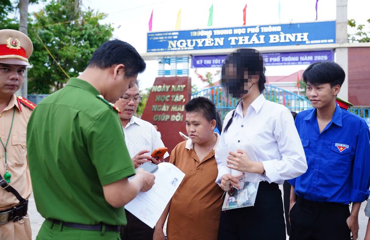 Đi nhầm điểm thi, nữ thí sinh được công an chạy xe 30km đưa đến đúng nơi kịp thi