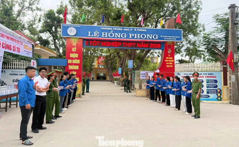 Áo xanh 'dầm mưa, đội nắng' tiếp sức sĩ tử 'vượt vũ môn'