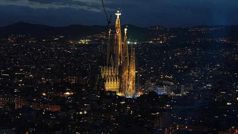 sagrada-fam-lia-opens-new-tower-before-120-000-people