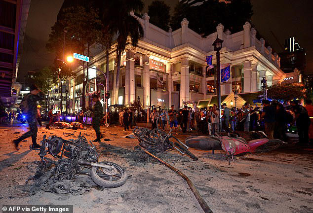 hai soldiers inspect the scene after a bomb exploded at the Erawan Shrine in central Bangkok on August 17, 2015