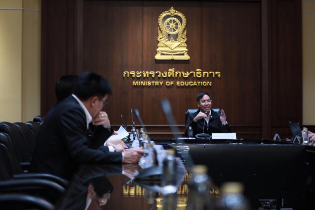 ครู-ชาวเน็ตแห่หนุน"อัครนันท์"แก้ปัญหาตรงจุดยกเลิกโรงเรียนสีขาวมีผลปี70