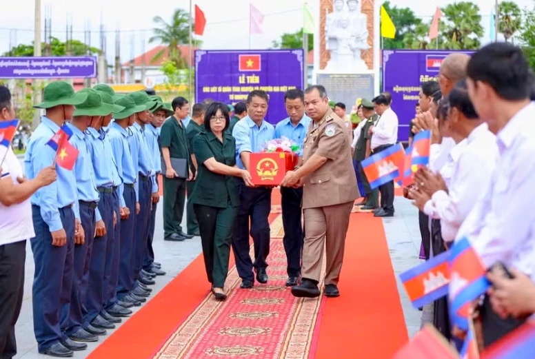 15 hài cốt liệt sĩ hy sinh tại Campuchia hồi hương về đất mẹ Việt Nam