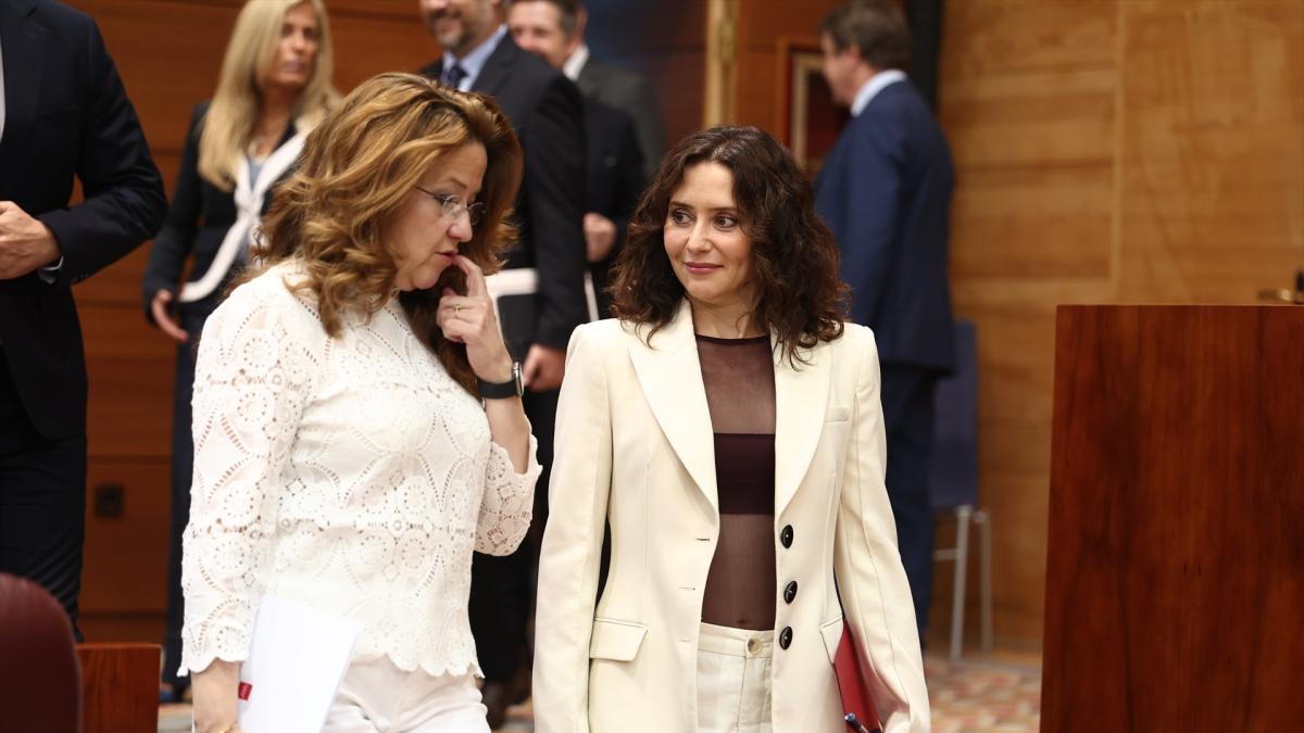 Ayuso responde a la oposición en el pleno de la Asamblea de Madrid