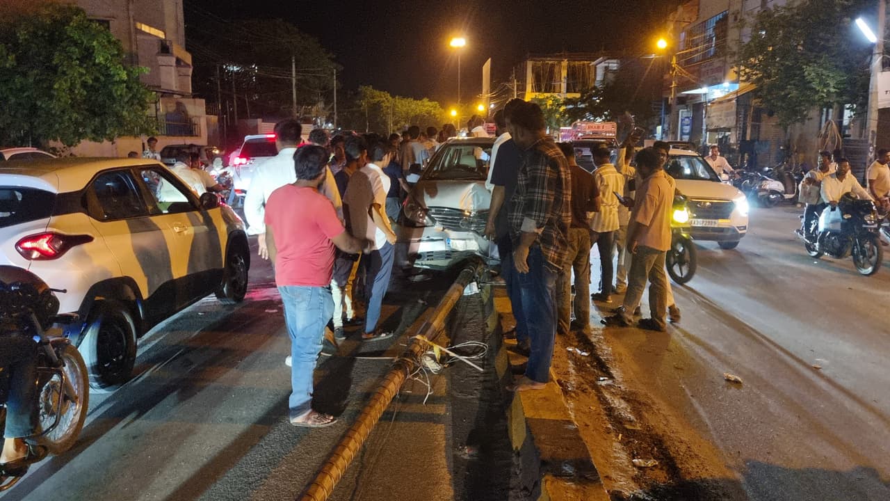 Karnataka accident: Drunk driver crashes car into divider and electric ...
