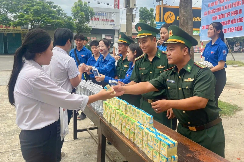 Tuổi trẻ Biên phòng tiếp sức sĩ tử vùng biên