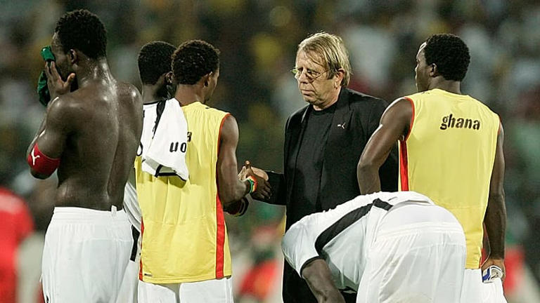 L'entraîneur Claude Le Roy avec les joueurs de l'équipe du Ghana.