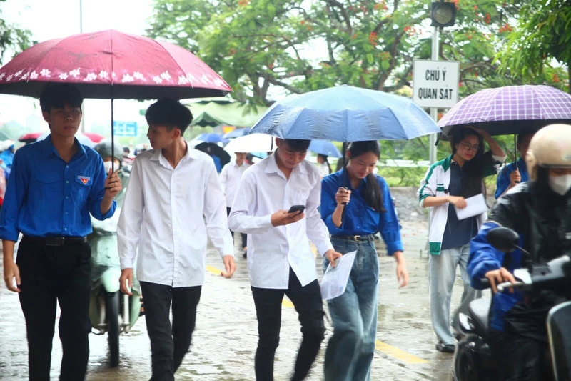 Hơn 6.000 đoàn viên, thanh niên Ninh Bình hỗ trợ sĩ tử