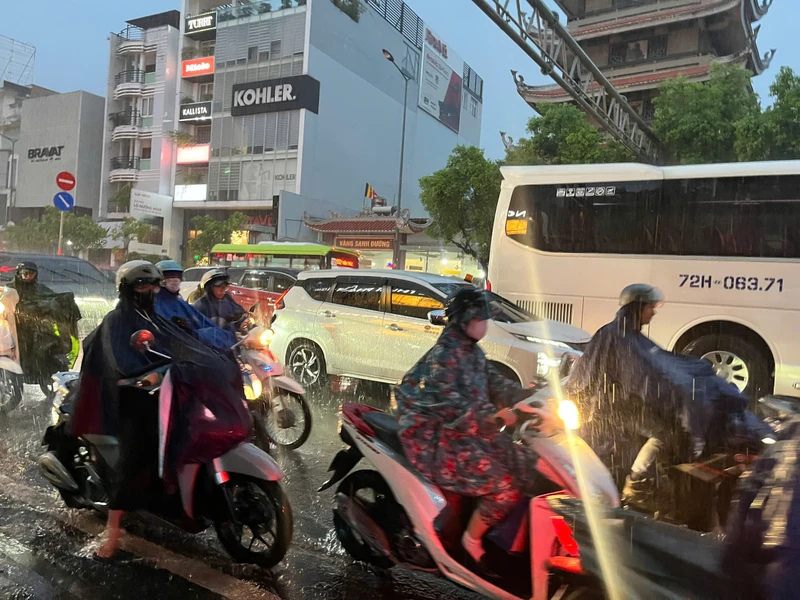 Mưa như trút nước, người dân TPHCM chật vật trên đường về nhà