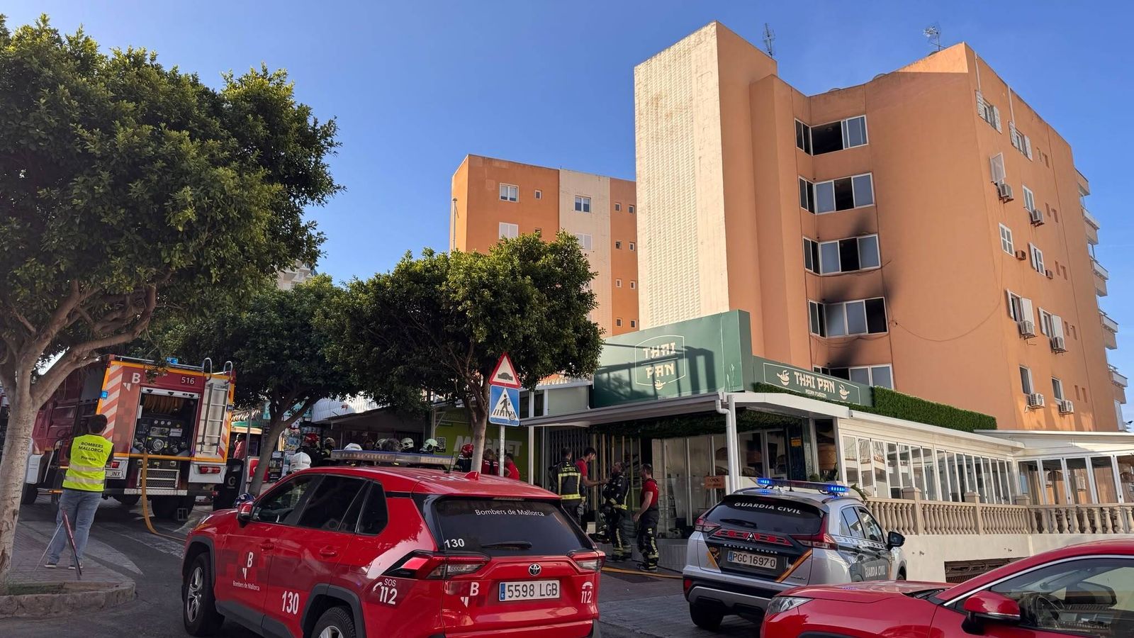 Dos muertos, varios heridos y una decena de atrapados en un incendio en ...