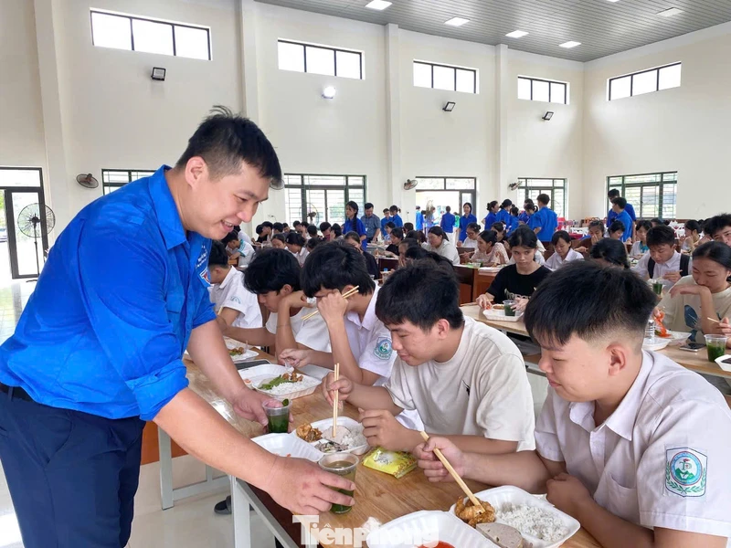 Hàng ngàn suất ăn, 200 chỗ ở miễn phí tiếp sức sĩ tử