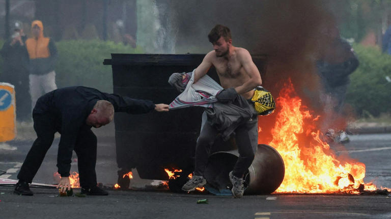A fire burns during a protest after a knife attack on June 8 left a man seriously injured and prompted police to declare a critical incident, on Newtownards Road in Belfast, Northern Ireland, June 9, 2026. REUTERS/Isabel Infantes    TPX IMAGES OF THE DAY