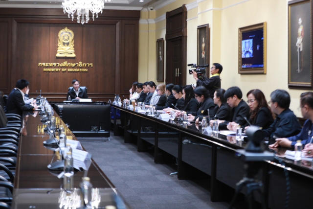 ครู-ชาวเน็ตแห่หนุน"อัครนันท์"แก้ปัญหาตรงจุดยกเลิกโรงเรียนสีขาวมีผลปี70