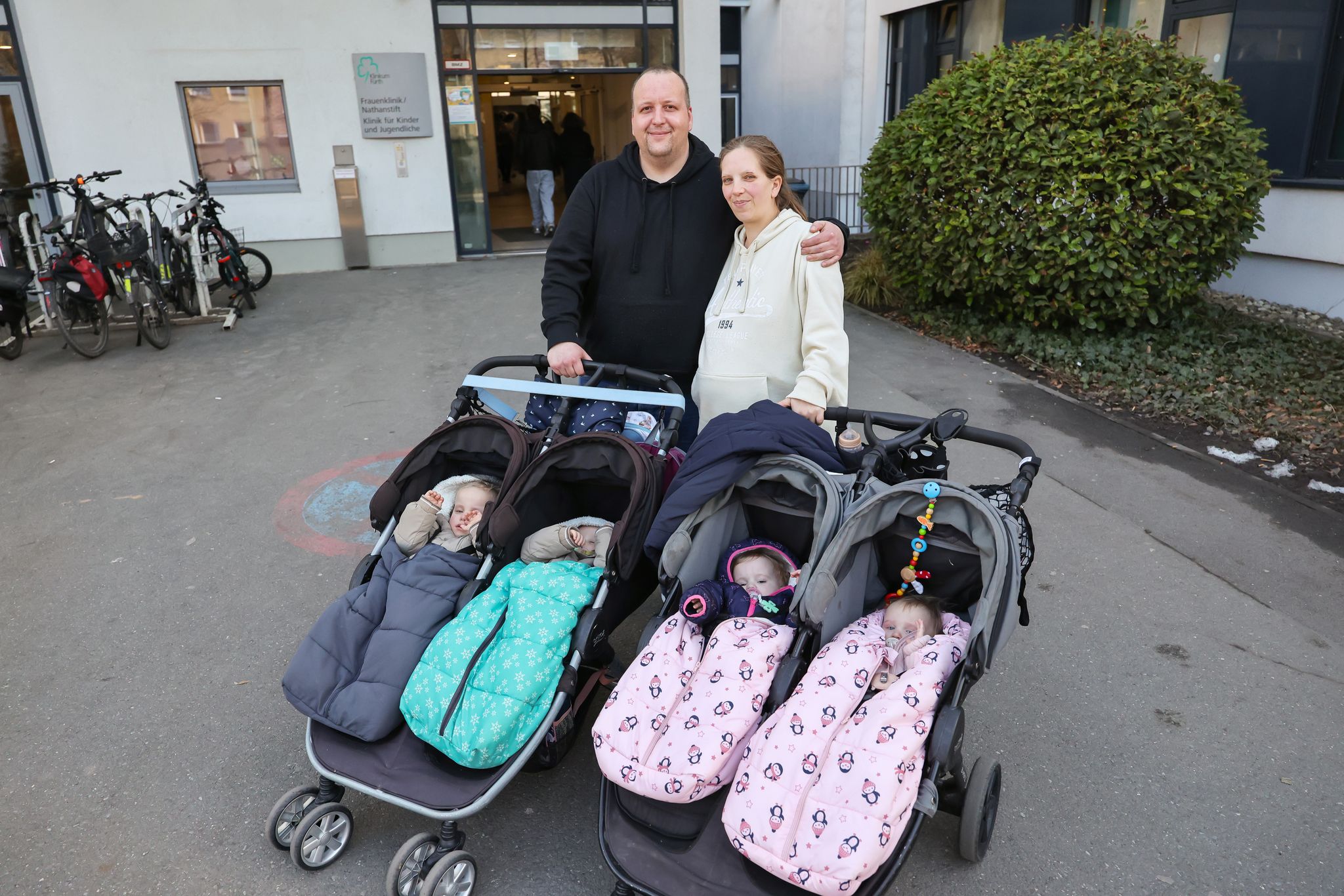 FILE PHOTO - Andreas Rittner (L) and Jasmin Schmidt (R) leave Fuerth Hospital with their four children. The two boys are around two and a half years old, the girls one and a half. Jasmin Schmidt is pregnant again, and the family is expecting twins for the third time. (is associated with: «'Hard to believe:' German woman gives birth to third set of twins») Daniel Löb/dpa