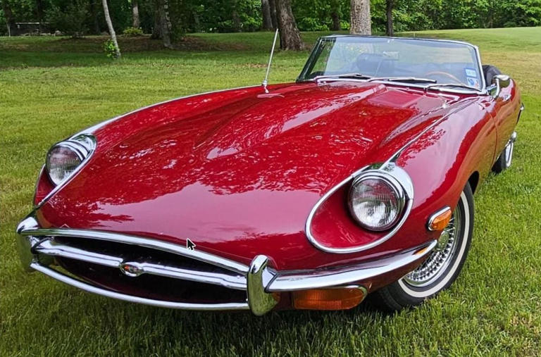 Enzo's favorite shape: This regency red 1970 Jaguar E-Type roadster is ...