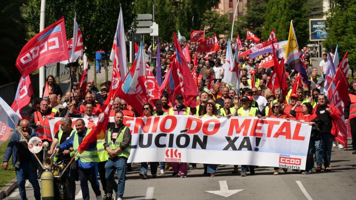 Insultan y agreden a una periodista durante una protesta del metal en ...