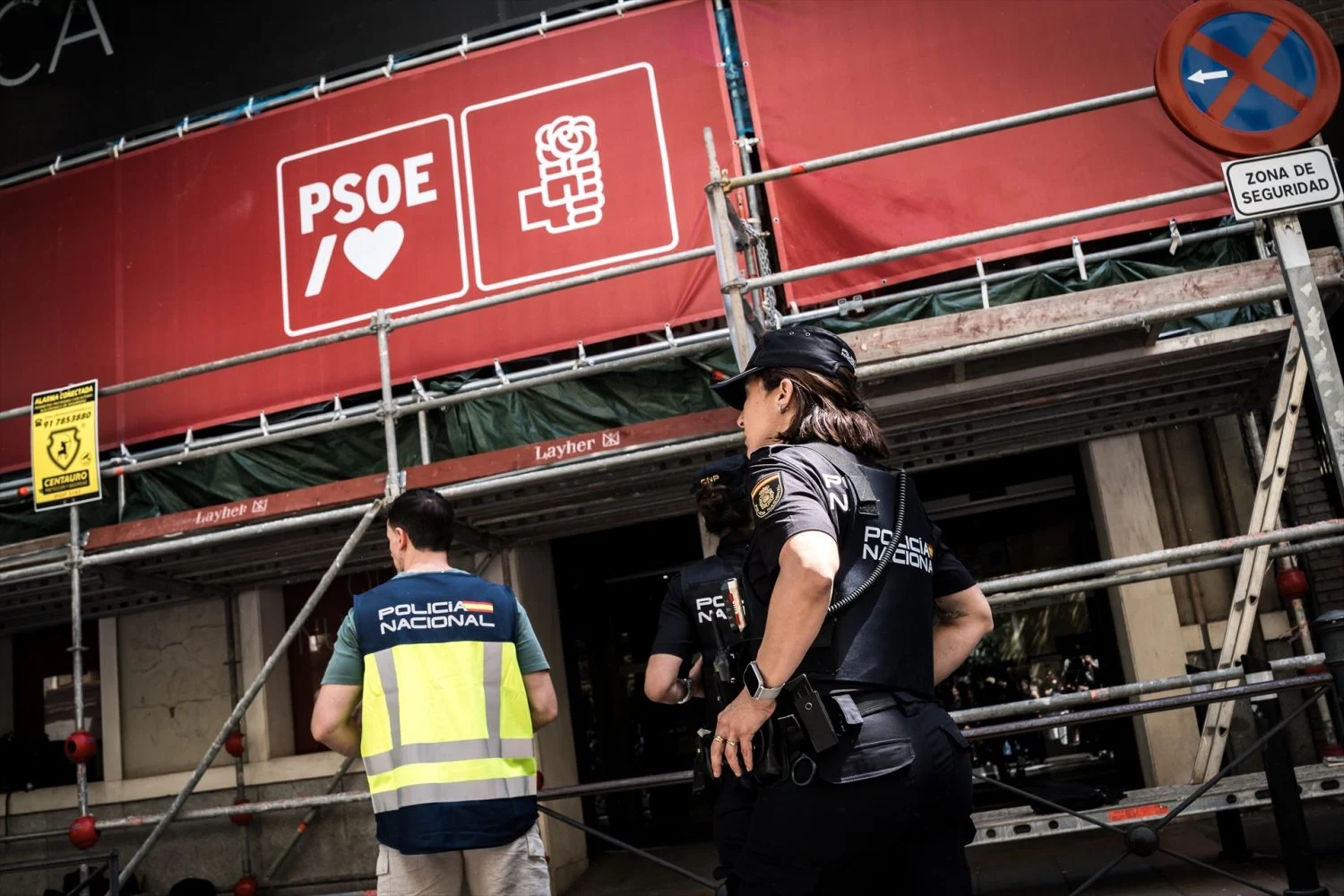 Estalla la crisis del PSOE de Alcalá: más de 300 militantes protestan ...