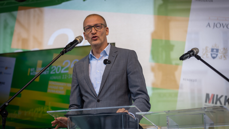 Váratlanul megjelent Tarr Zoltán, bocsánatot kért és hatalmas ...