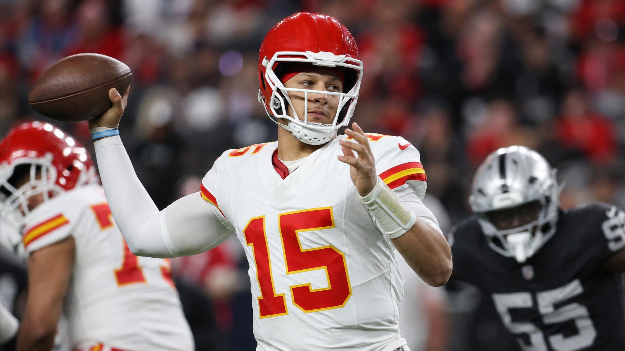 Patrick Mahomes sets new NFL record with $64M-per-year extension