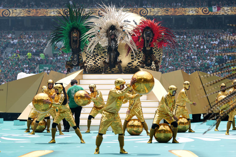 Bailarines actuaban durante la ceremonia de apertura del Mundial previa al partido entre México y Sudáfrica, en la Ciudad de México.