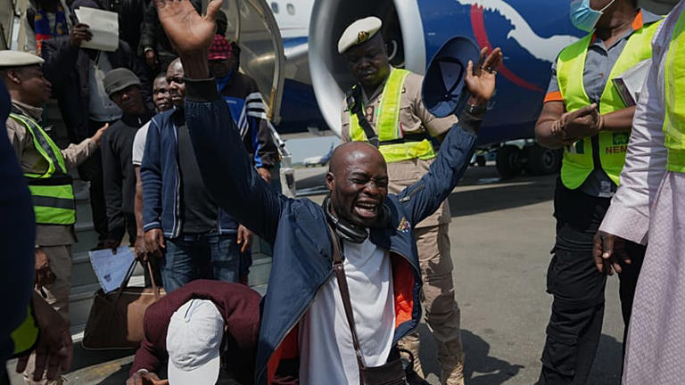 Violences xénophobes en Afrique du Sud: un premier groupe de Nigérians rapatrié. 2 Vidéos