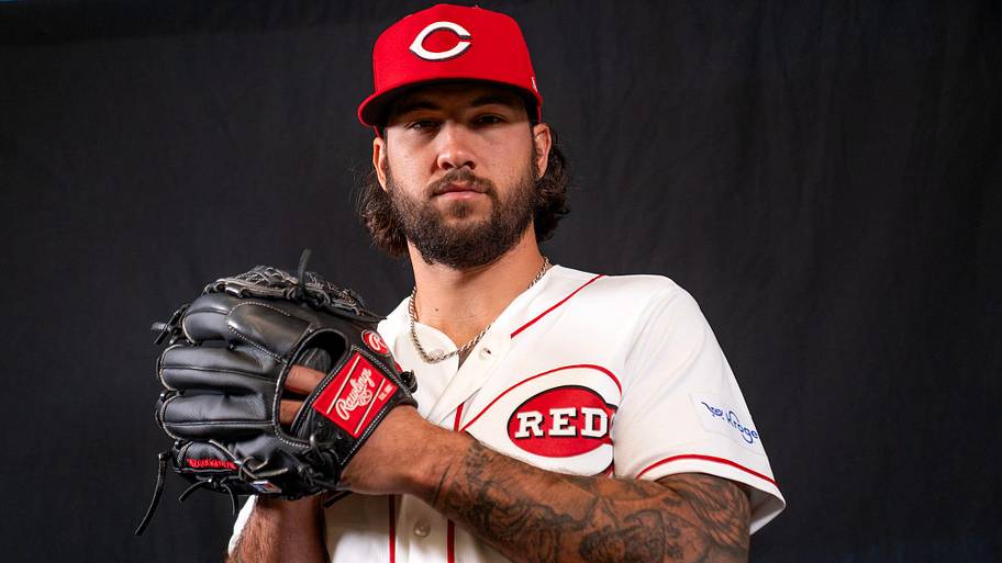 Brewers sign 4-year veteran pitcher after Reds exit