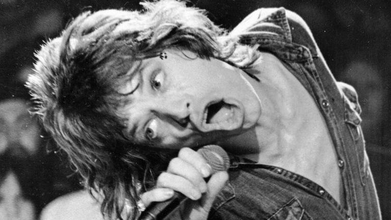 Mick Jagger adds voice to singalong during British pub’s folk session