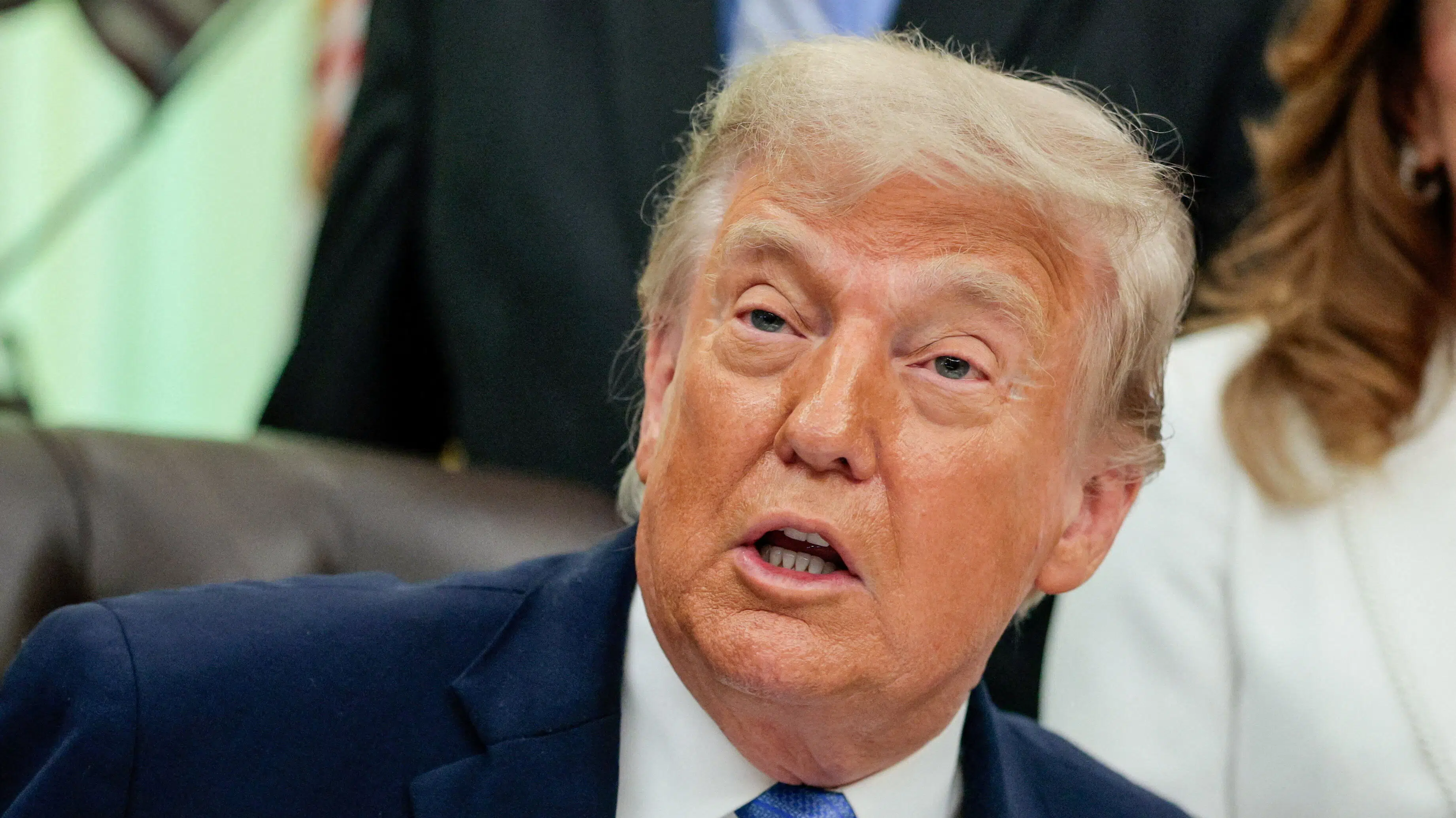 Ny bogbombe rammer Trump: Hans stab var i panik