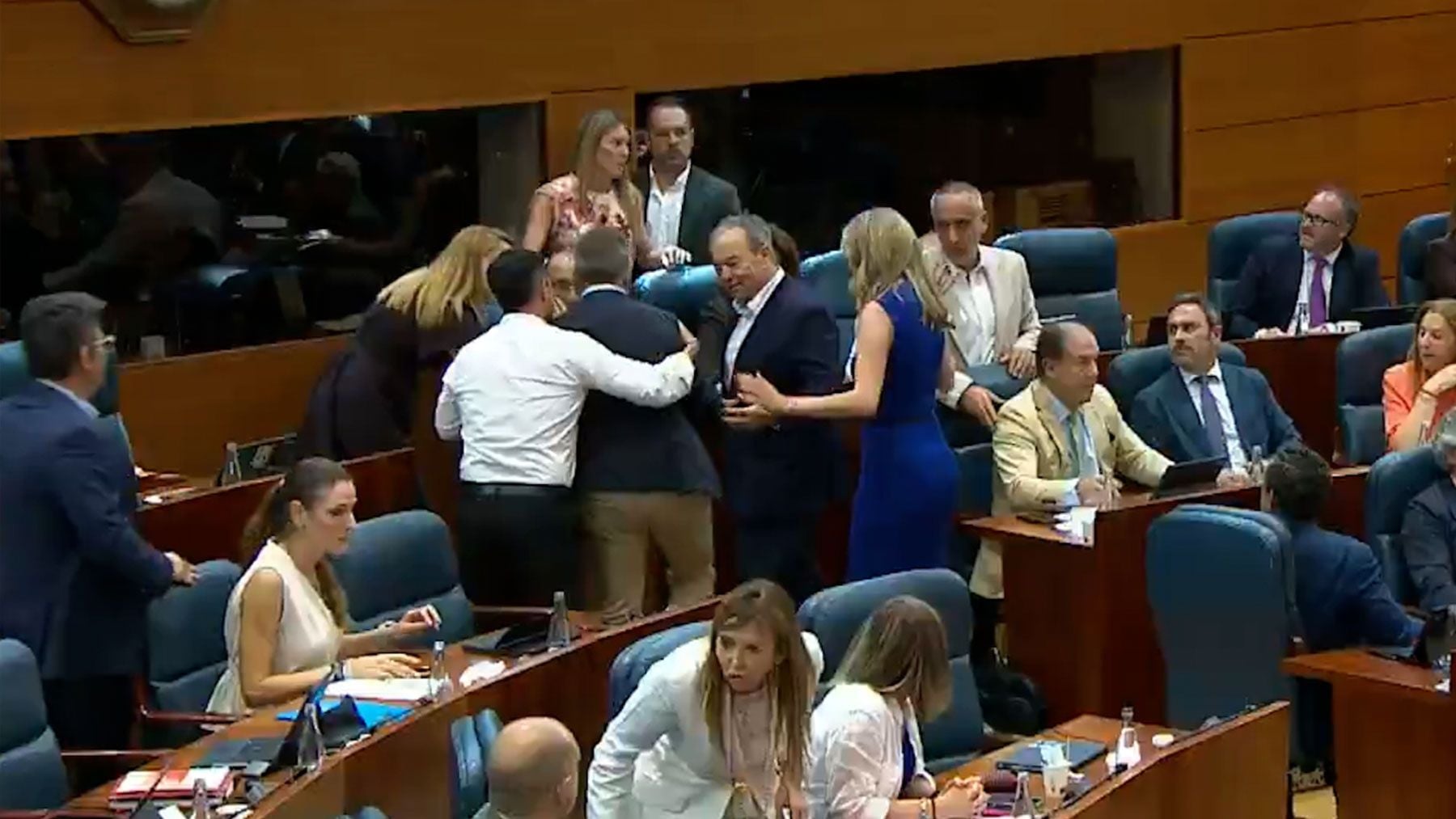 Bronca en la Asamblea de Madrid: expulsado un diputado del PSOE por ...