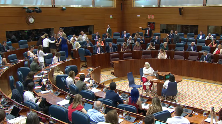 Expulsan del pleno a un diputado del PSOE tras increpar a otro del PP ...