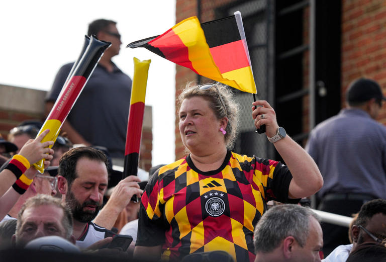 Coupe du monde - Bonne initiative allemande pour ses ressortissants : face à l’explosion du prix des billets de train, la sélection allemande offre des navettes gratuites à ses fans