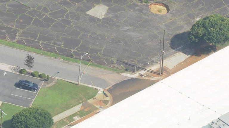 Water main break shuts down west Charlotte intersection