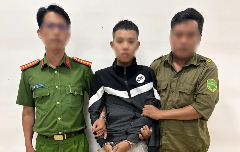 Bắt đối tượng mang kiếm tấn công cha ruột, ném bom xăng vào công an