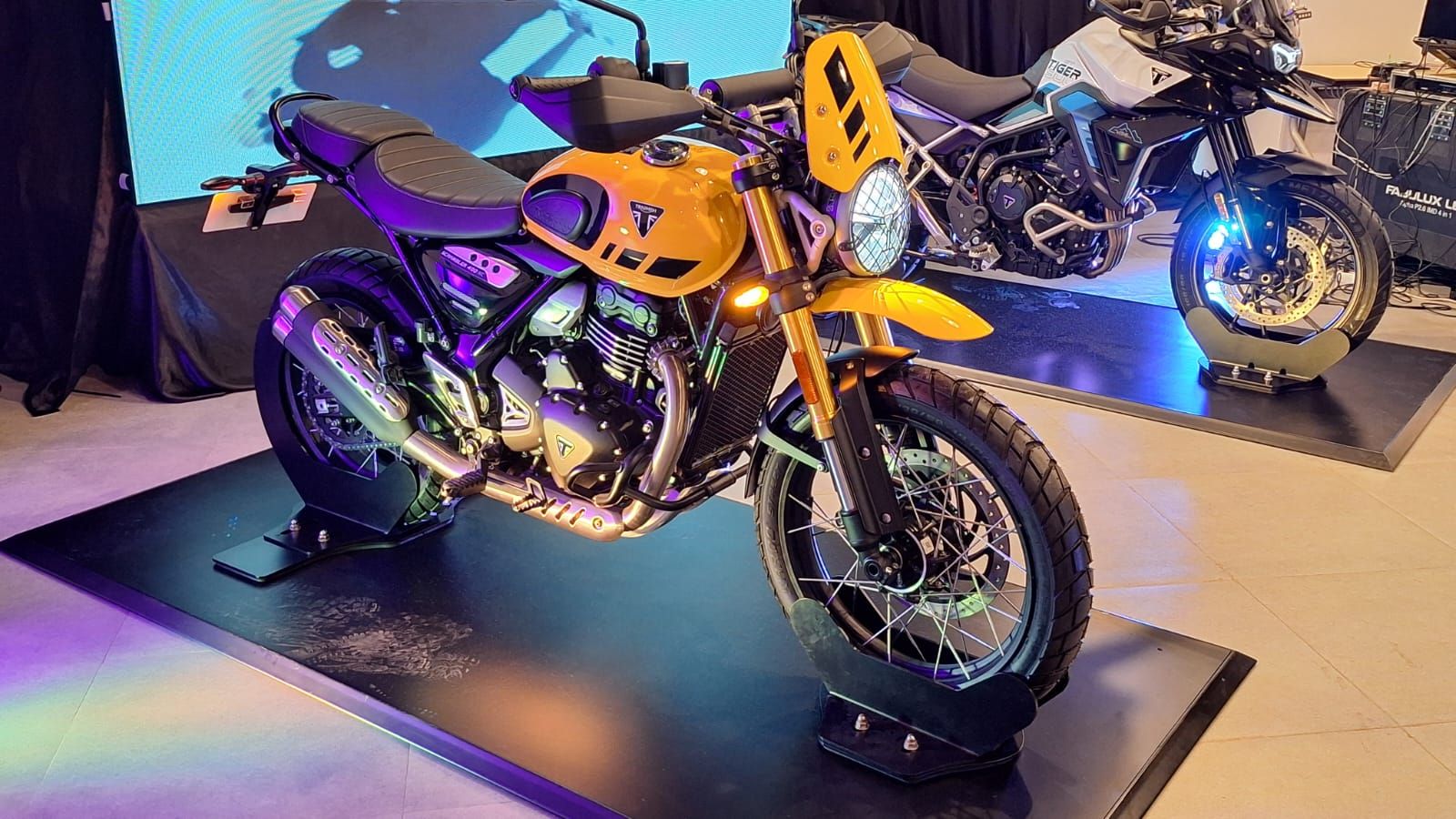 Selisih Rp 20 juta, ini perbedaan Triumph Scrambler 400X dengan ...