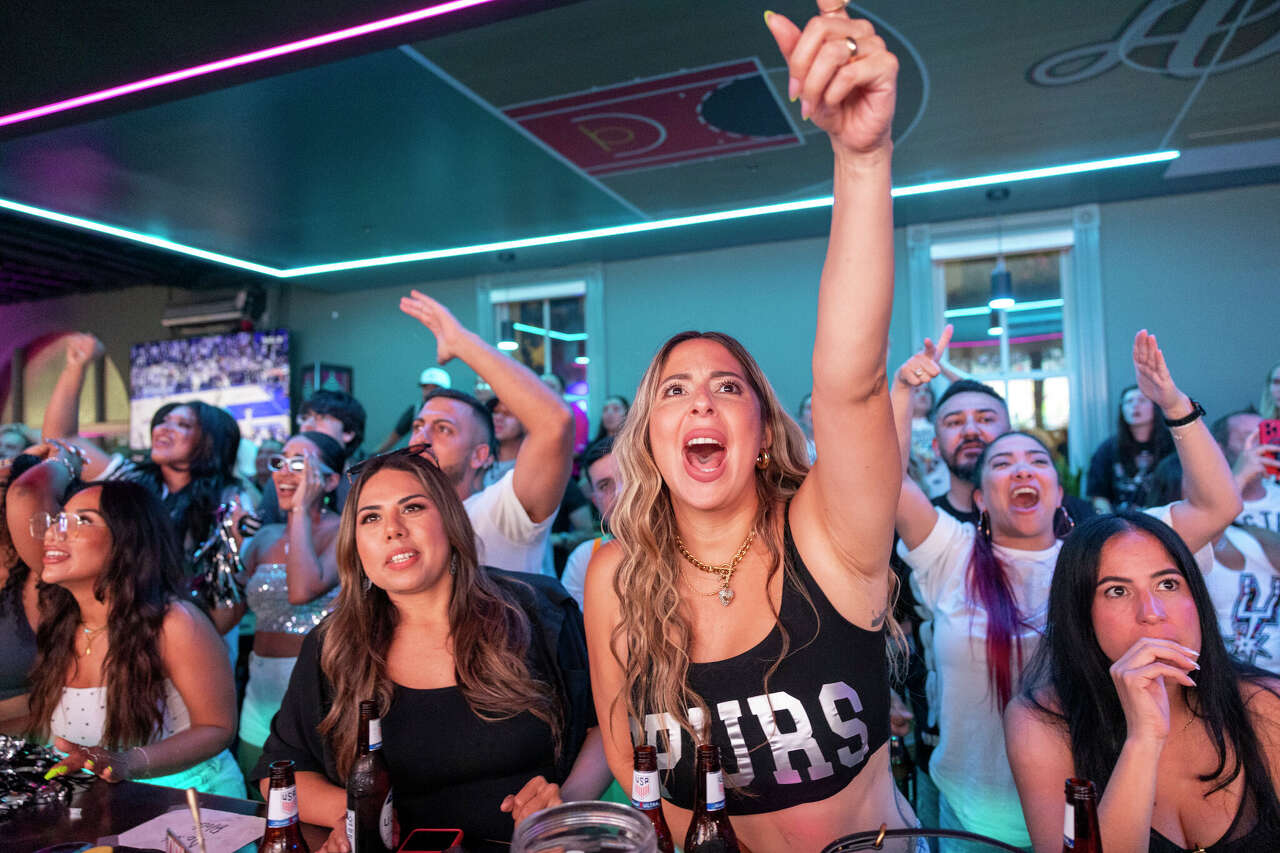 Spurs fans left stunned as Knicks erase 29-point deficit in devastating ...