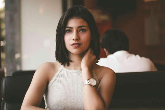8 subtle signs women give when they’re truly interested