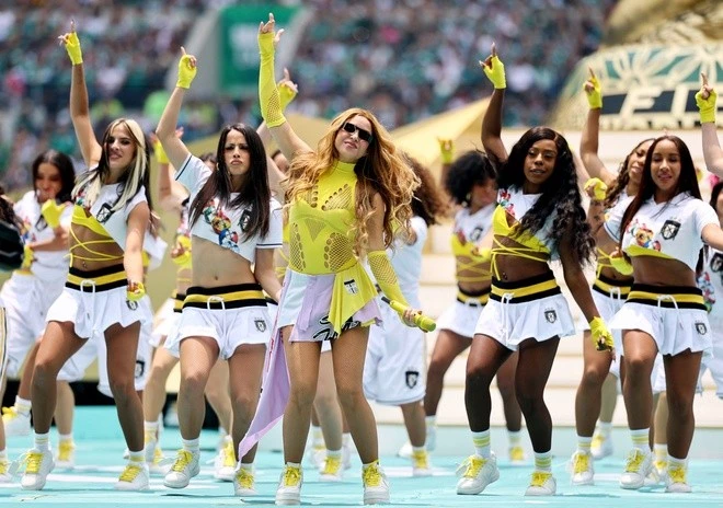 Shakira lắc hông gây bão trước 80.000 khán giả tại lễ khai mạc World Cup