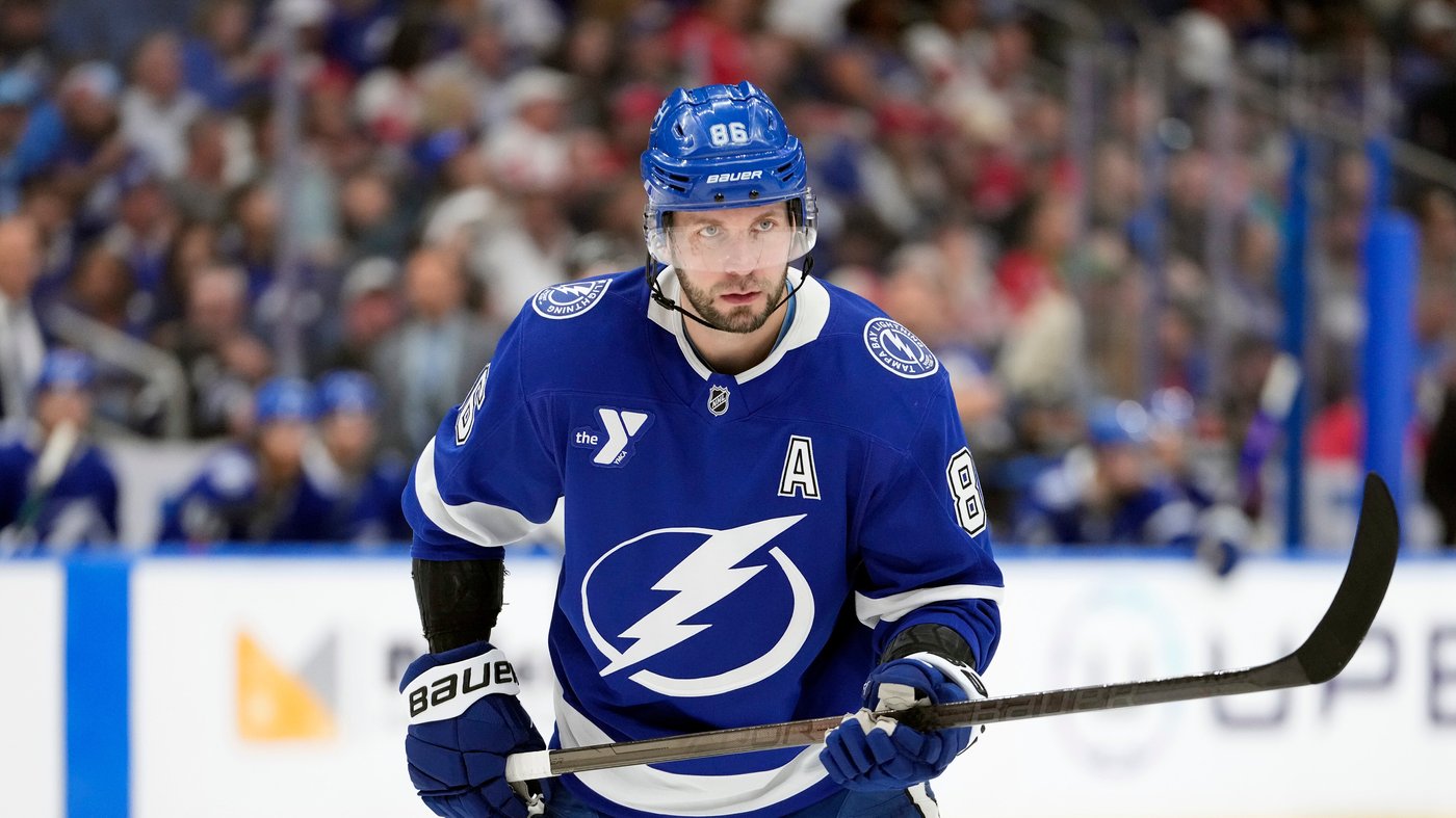 Nikita Kucherov met la main sur le trophée Hart de justesse devant ...
