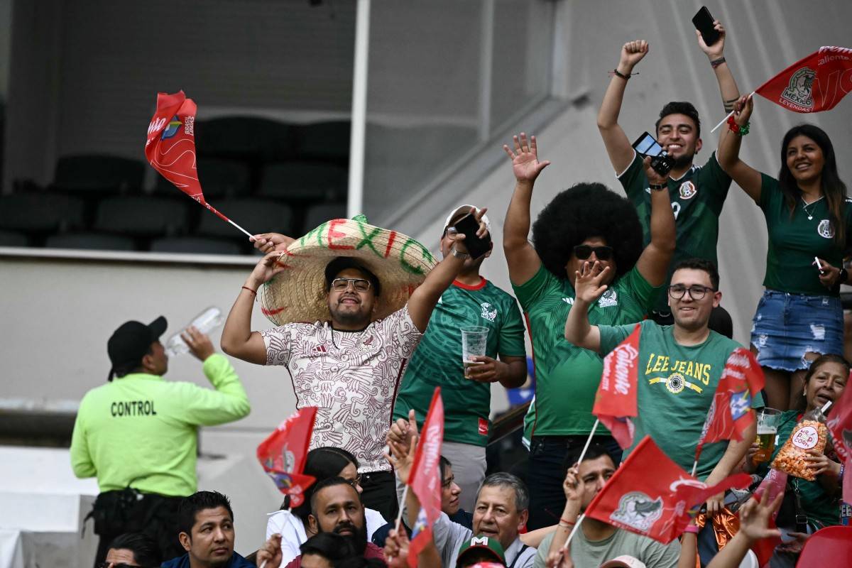 Fan suffers a heart attack outside Azteca Stadium before World Cup opener