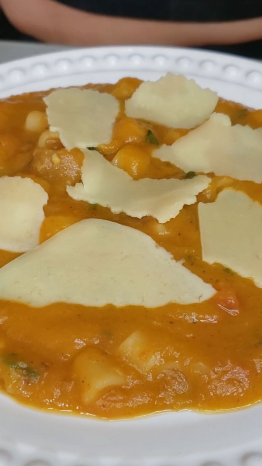 Sopa de legumes com carne e macarrão: uma refeição completa e caseira