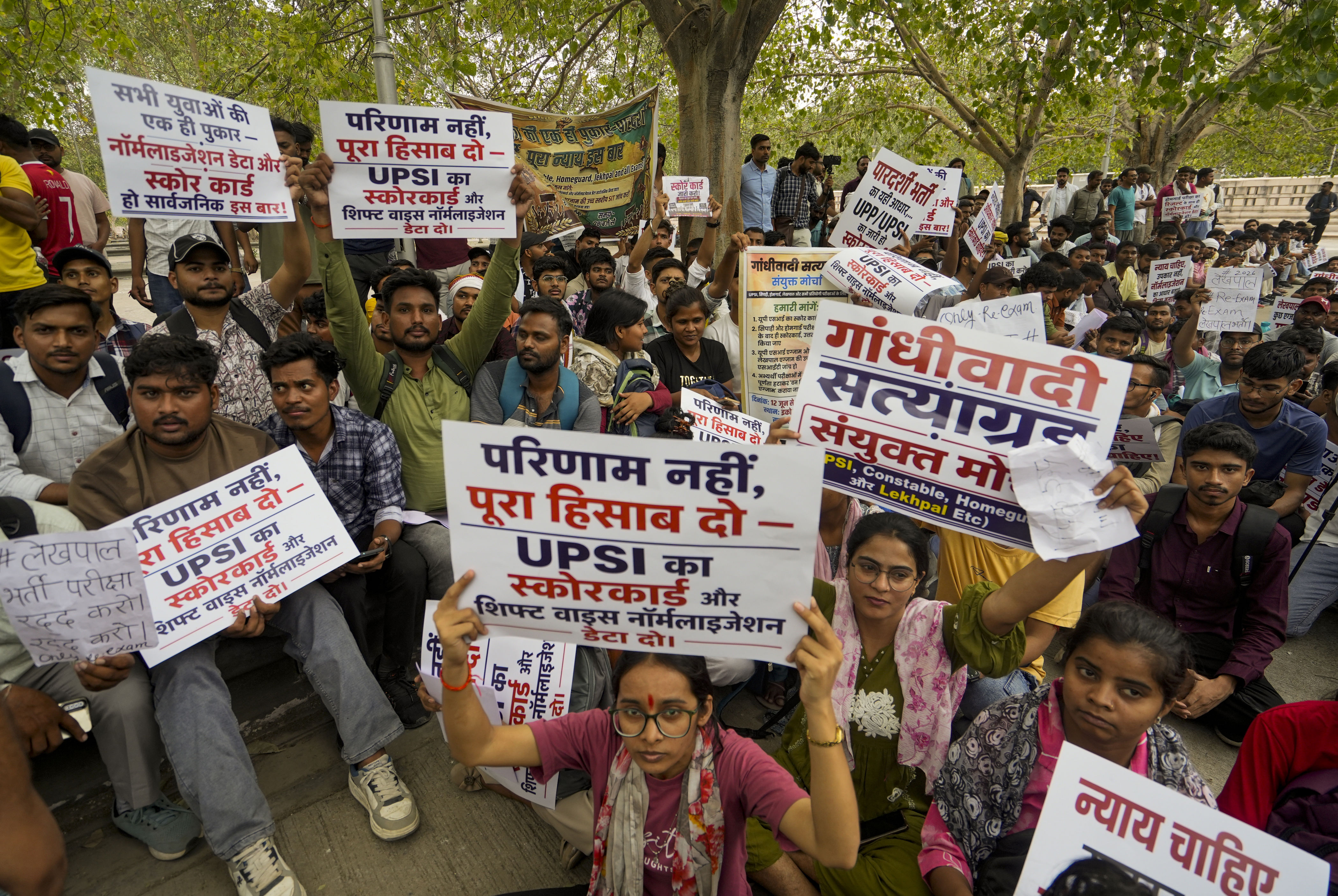 Students, aspirants join Lucknow protest over exam irregularities; CJP ...