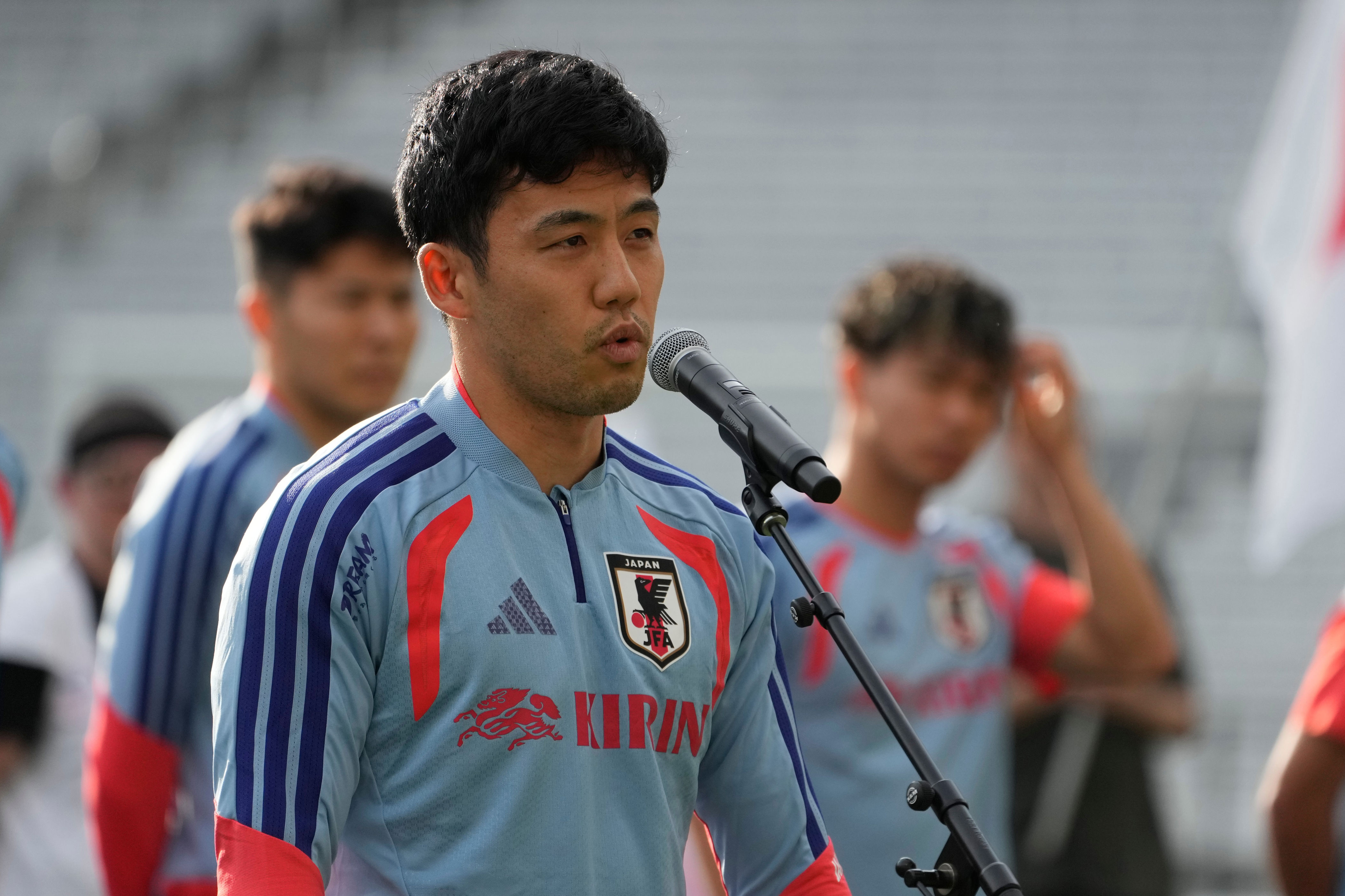 Waruru Endo, de la selección japonesa, habla con aficionados antes de un entrenamiento, el lunes 8 de junio de 2026 en Nashville, Tennessee (AP Foto/George Walker IV)