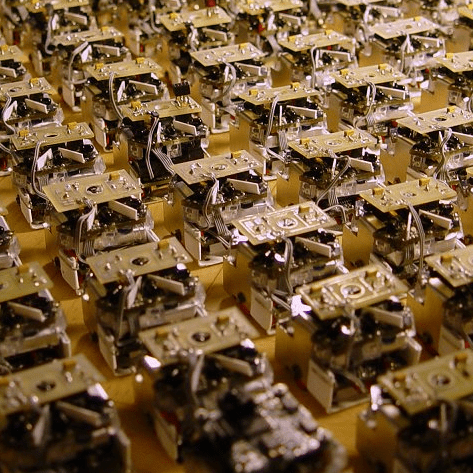 AI control lets microbot match bumblebee agility