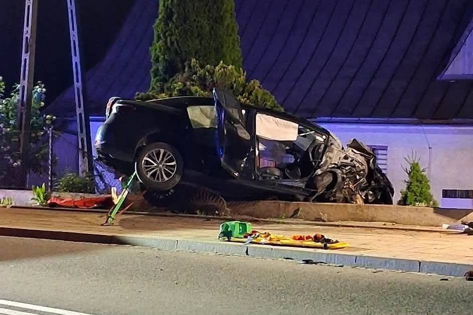 Nocny wypadek w Zakopanem. Auto wypadło z drogi. Trzy osoby zostały ranne