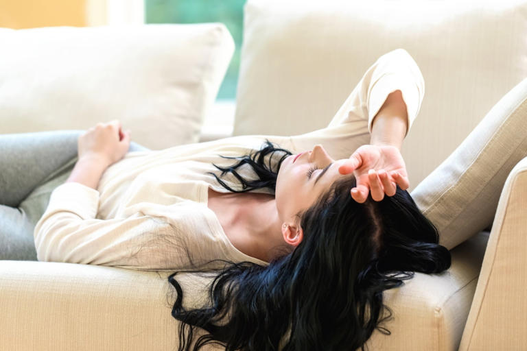 Cảm giác thiếu năng lượng liên tục là một trong những dấu hiệu phổ biến nhất. Ảnh: NIH