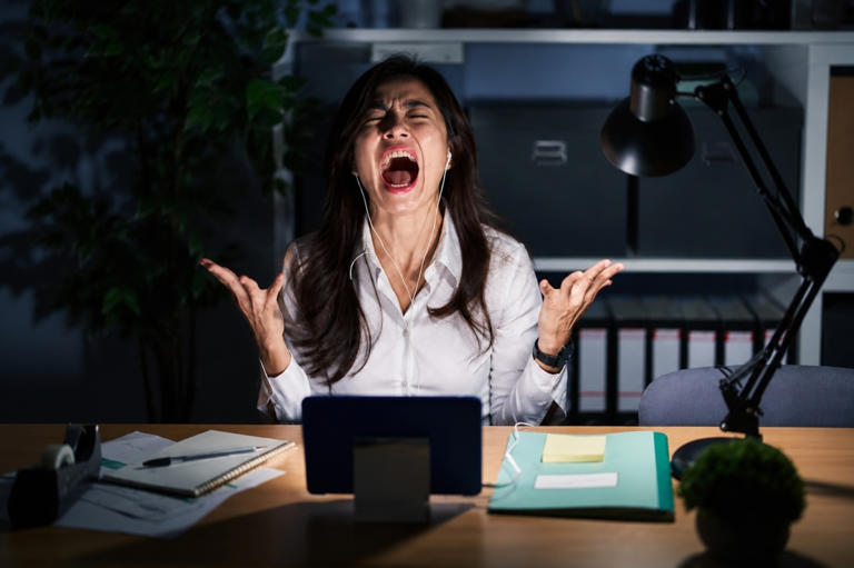 Dễ nổi nóng, khó kiểm soát cảm xúc hay sương mù não là những dấu hiệu của tình trạng rối loạn nội tiết tố. Ảnh: Mental Health