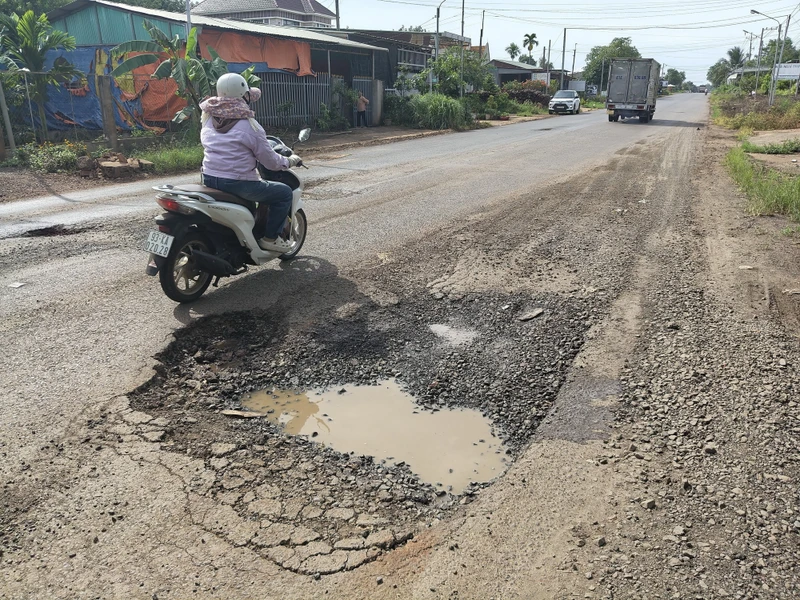 Đồng Nai: Nhiều ổ gà, ổ voi trên tuyến ĐT.759 gây mất an toàn giao thông