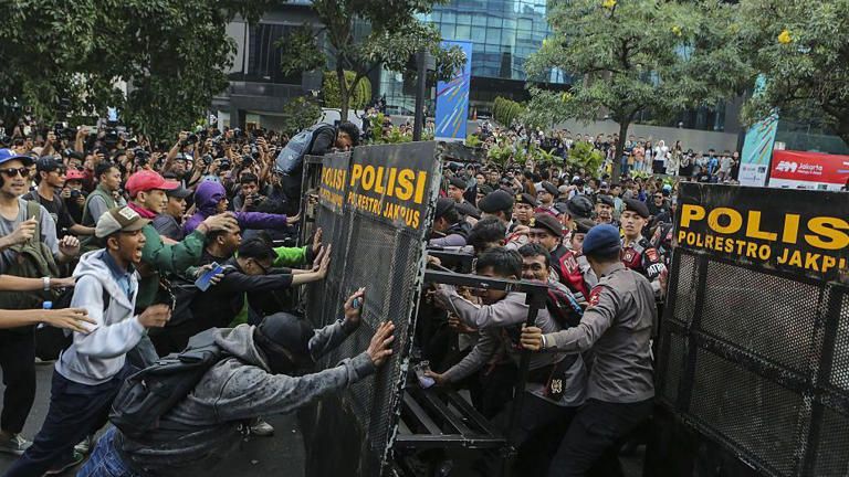Indonesian students protest in against state spending, fuel price hike