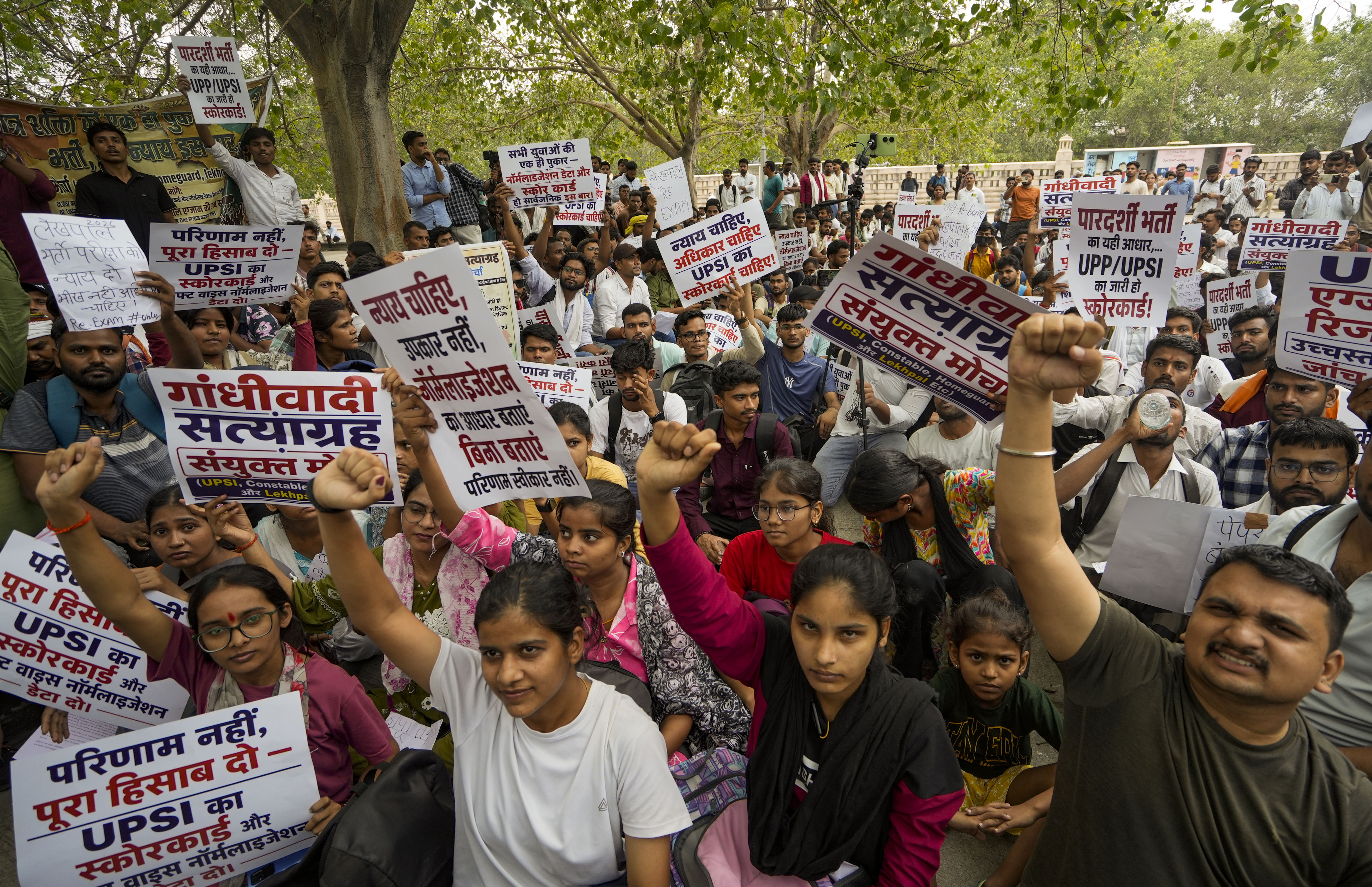 Students, aspirants join Lucknow protest over exam irregularities; CJP ...