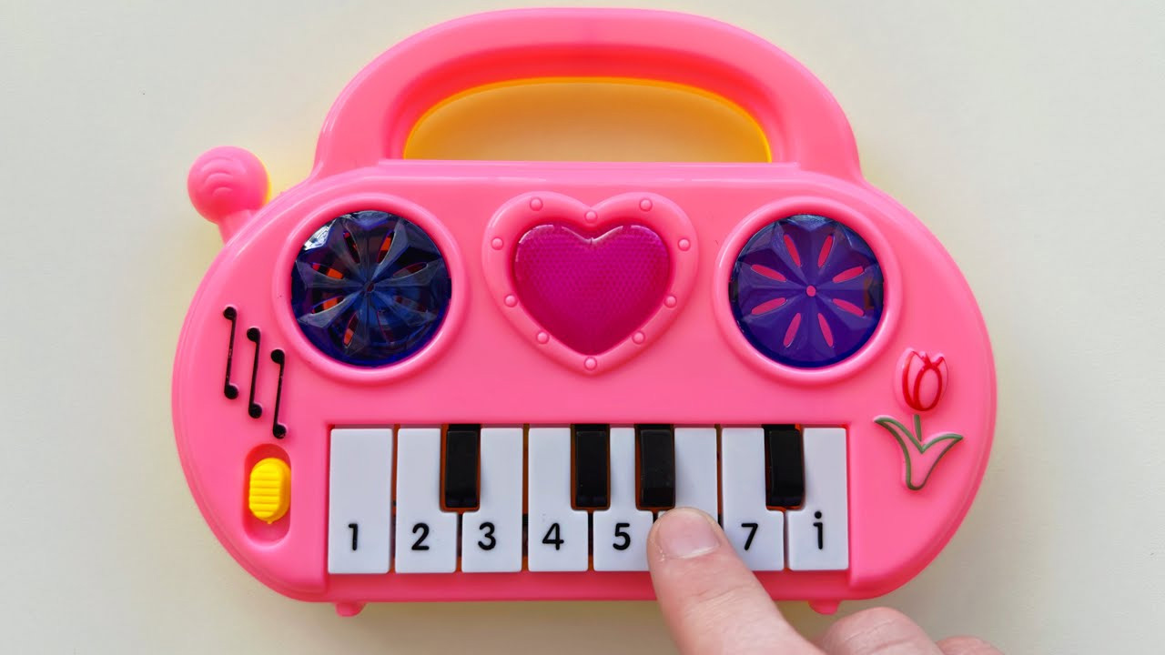 the-funniest-meme-music-performance-on-a-1-piano-ever