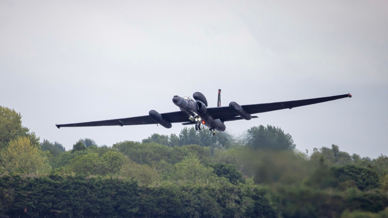 Watch this legendary spy plane go around - the wings seem to float forever